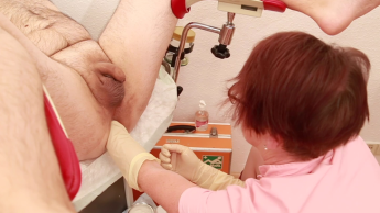 Analfisting auf dem Gynstuhl: Krankenschwester Sandra öffnet den Arsch von Marcus Pollack