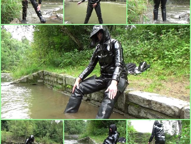 Angela in PVC-Regenmantel und schwarzen Gummiwathosen