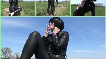 Angela raucht in einem Lederoutfit