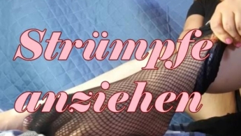 BBW zieht Netzstrümpfe an ihre kleinen Füsse