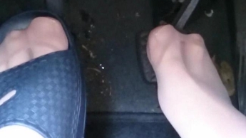 Badelatschen im Auto ** Nylon Feet **