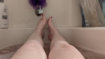 Badewannenspritzer mit schmutzigen Zehen