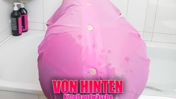 Bei meiner Kittel Handwäsche filmt er mir schön von hinten auf den Arsch im rosa RSK Dederonkittel