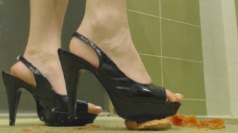 Crushing Essen in High Heels und nackten Füßen