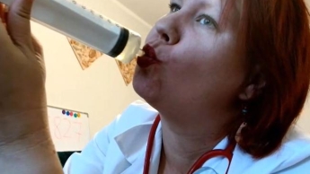 Die Ärztin macht eine Pisse und gießt sie in die Spritze, aus der sie sie trinkt part.1