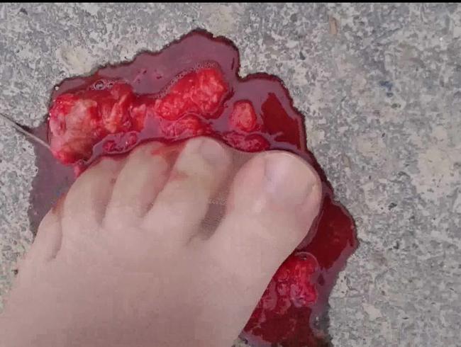 Die Zweite Erdbeere zertreten ** Nylon Spaß **