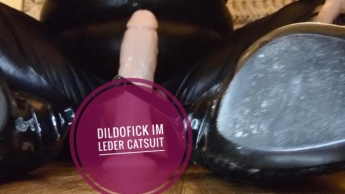 DildoFick mit LederCatsuit