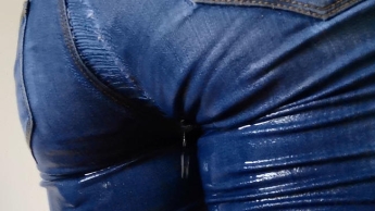 Dingend in meine geflickte Jeans gepisst