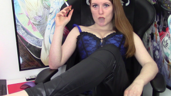 Domina raucht in Corsage und Heels