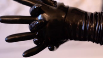 Dunkle Handschuhe