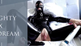 Eine Latex-Fantasie: Selbstauspeitschung, gefüllt mit Spielzeug und intensivem Orgasmus