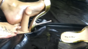 Eingeölt: Fussfetish mit High Heels
