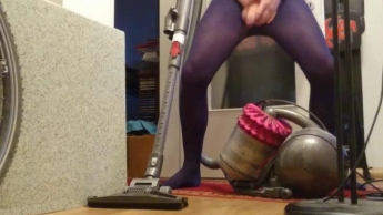 Erotisches Staubsaugen in Blauer Feinstrumpfhose ** FAN Video 7 **