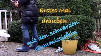 Erstes mal draussen mit den schwarzen Gummistiefeln