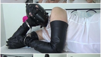 Frau in sehr langen Lederhandschuhen und Handschellen