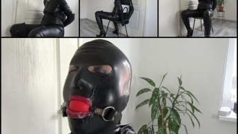 Gefesselte Catwoman mit Sperma auf Latexmaske und im Mund