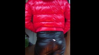 Geile Trans in roter Moncler Jacke