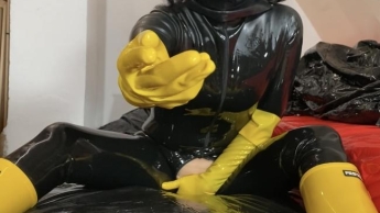 Geiles Fingern in Latex in meinem Gummizimmer mit Gummistiefeln
