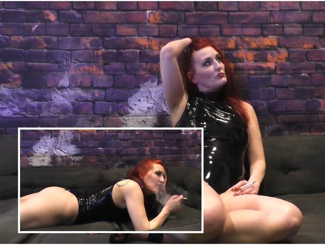 Gelangweiltes Rauchen im Wetlook Body und Heels