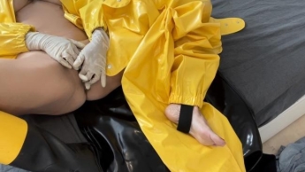 Genieße mit mir in Farmerrain Regenkleidung meiner medizinischen Handschuhe