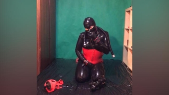 Gummipuppe LatexAngela spielte in schwerem Gummi