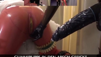 Gummipuppe in den Arsch gefickt und abgemolken