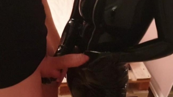 Heiße Latex-Handjob-Session