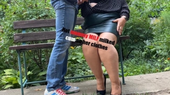 Heiße Mama-MILF hat Sperma auf ihre Kleidung gemolken