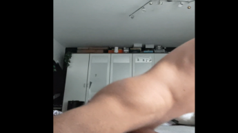 Heißer tätowierter Teenie fickt morgens sein Bett