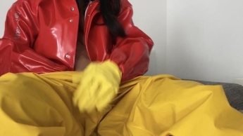 Hot rubber session in gelb rotem Gummi