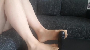 Ich Wichs mit mein Nylon Füßchen denn Dildo