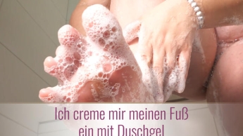 Ich creme mir meinen Fuß ein mit Duschgel