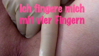 Ich fingere mich mit vier Fingern