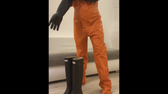Ich genieße meine geile orange Regen Kombi auf meiner Haut.
