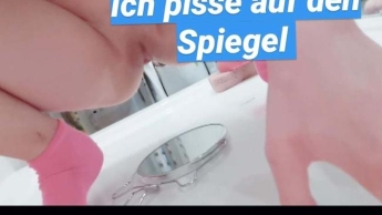 Ich pinkel auf einen Spiegel