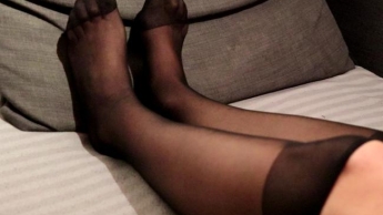Ich ziehe meine Nylon Kniestrümpfe an mit HighHeels
