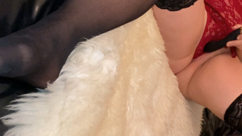 Im weinroten Negligee auf dem Fell mit dem dicken Schwarzen selbst besorgt