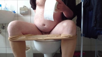 In Kimono und Strumpfhose zur Toilette