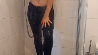 In der Jeans duschen gehen