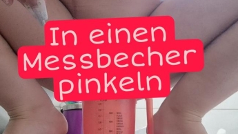 In einen Messbecher pinkeln