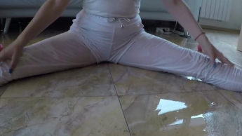 In weiße Yoga-Leggings und Shorts getränkt und durchnässt pinkeln