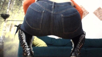 Jeans, Latexstiefel, Prügel und Spaß