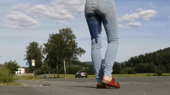 Jeans einpissen auf dem Präsentierteller und gesehen werden!!!