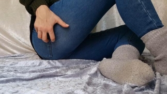 Jeans und dicke Wollsocken