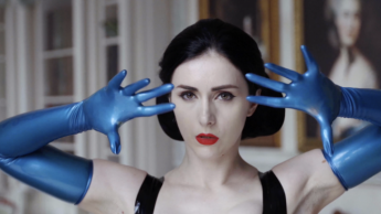 Kinotanz aus blauem Latex