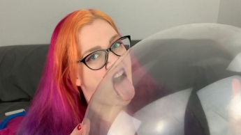 Klarer Luftballon, Lippenstift, Zähne und Zunge