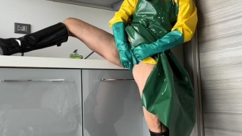 Kleines feuchtes Spiel mit meiner Gummi Schürze im Friesennerz und Gummistiefeln