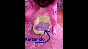 Lady Meli zwingt Ihre sklavin ins Katzenklo zu pinkeln