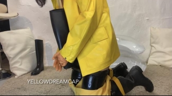 Latex Farmerrain Muschi an geilen Gummistiefeln gerieben
