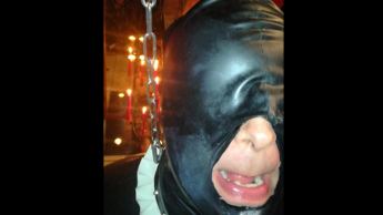 Latex-Zofe mit Strapon gezähmt (Teil 1)
